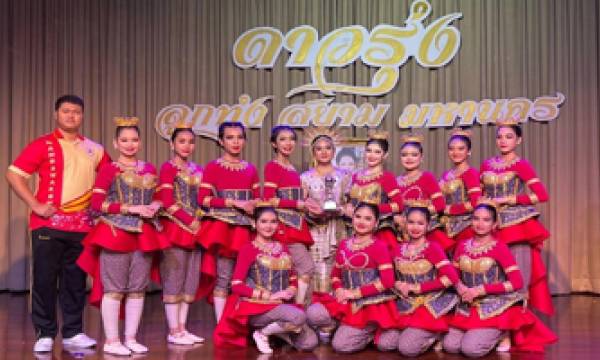 นักเรียนวงดนตรีลูกทุ่งโรงเรียนมารดานฤมลเข้าร่วมโครงการประกวดร้องเพลงไทยลูกทุ่งพร้อมหางเครื่อง